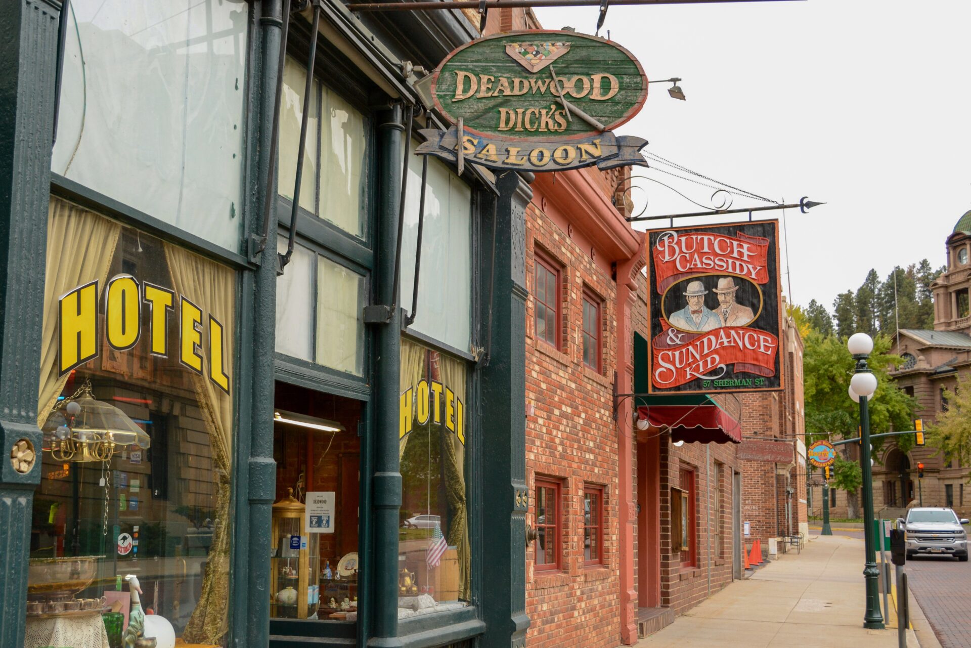 Blick in die Straßen von Downtown Deadwood mit Dick's Saloon 