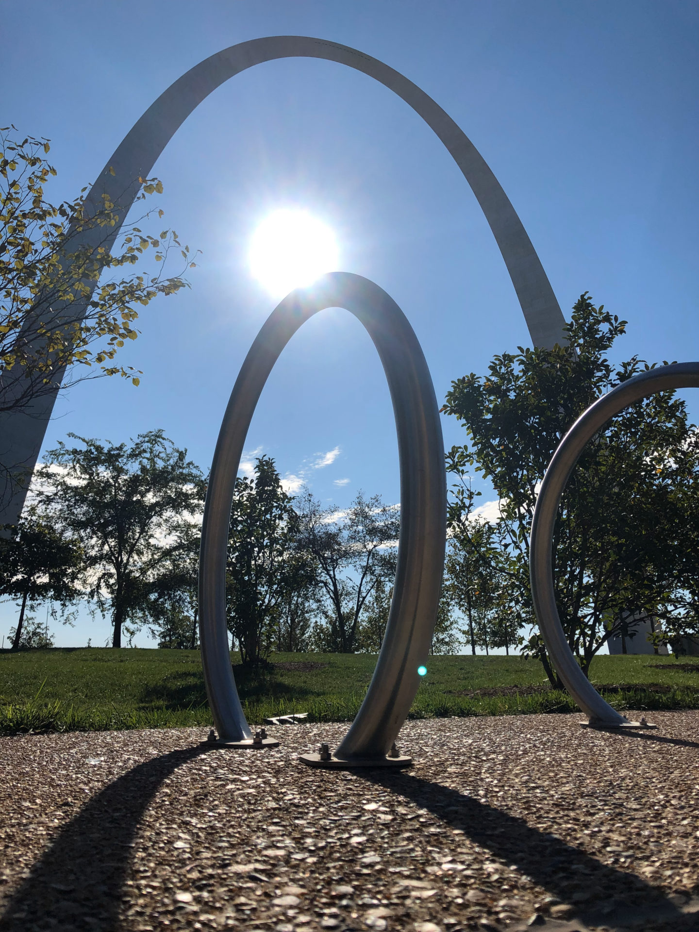 Gateway Arch in Saint Louis fotografiert in Kombination mit einem ähnlich geformten Fahrradständer 