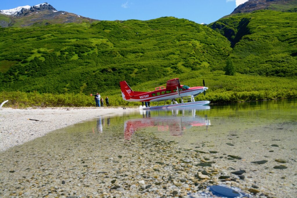 Kristallklares-Wasser-Wald-Bergsee-Alaska_Foto-Ralf-Johnen Wasserflugzeug auf einem klaren Waldsee in Alaska