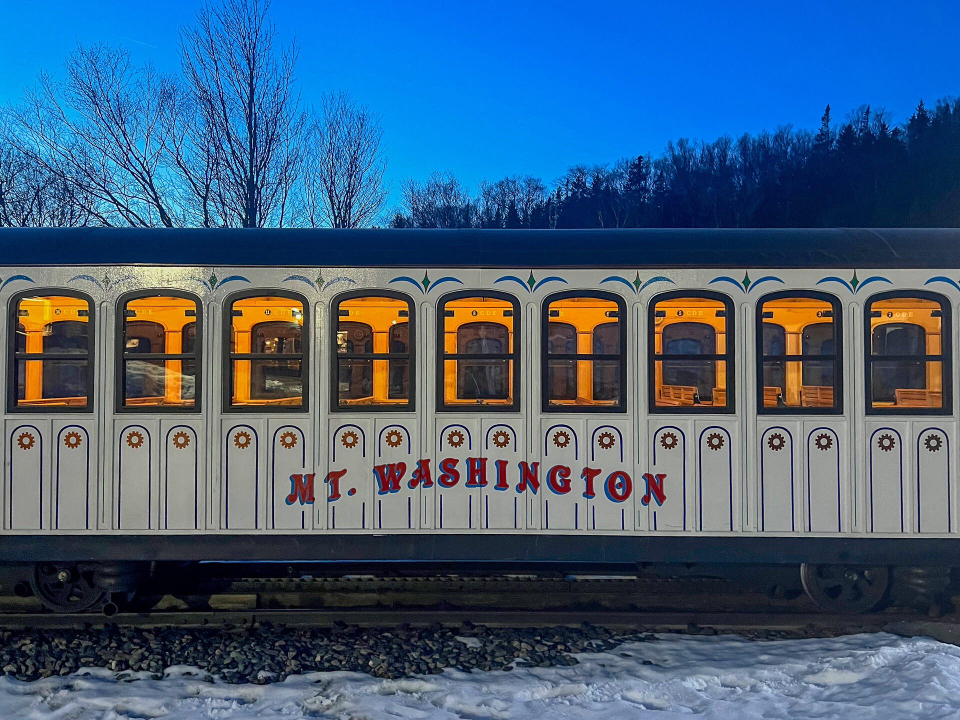 Weißer Wagon der Cog Railway zum Mount Washington wie in einem Film von Wes Anderson 