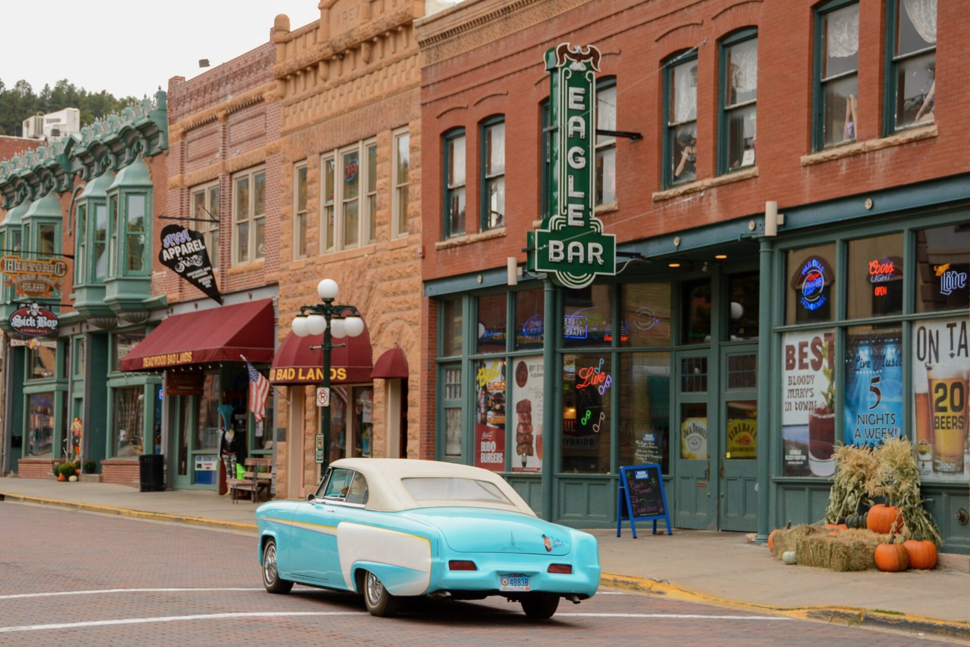 Oldtimer vor den Backsteinhäusern von Deadwood, South Dakota  