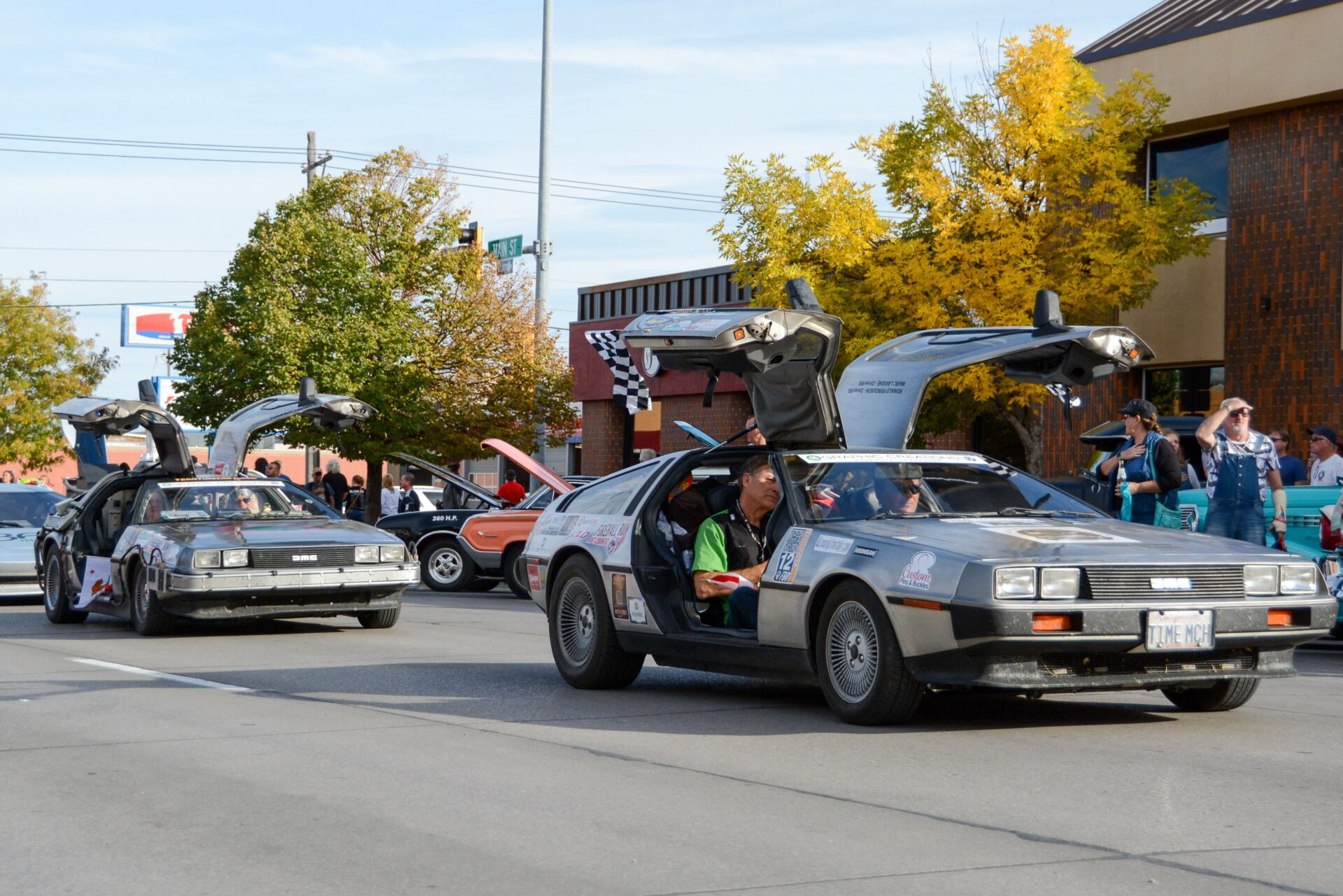 Ein DeLorean mit offenen Türen in den Straßen von Rapid City 