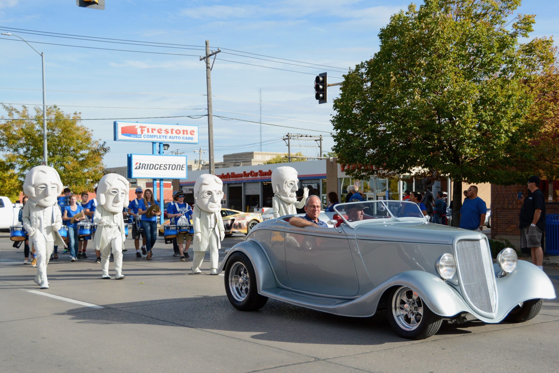 Oldtimerparade Fireball Run in Rapid City, South Dakota, mit den Präsidenten vom Mount Rushmore als lebensechte Figuren 