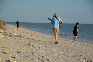 Mann mit Gitarre am Strand von Sanibel Island