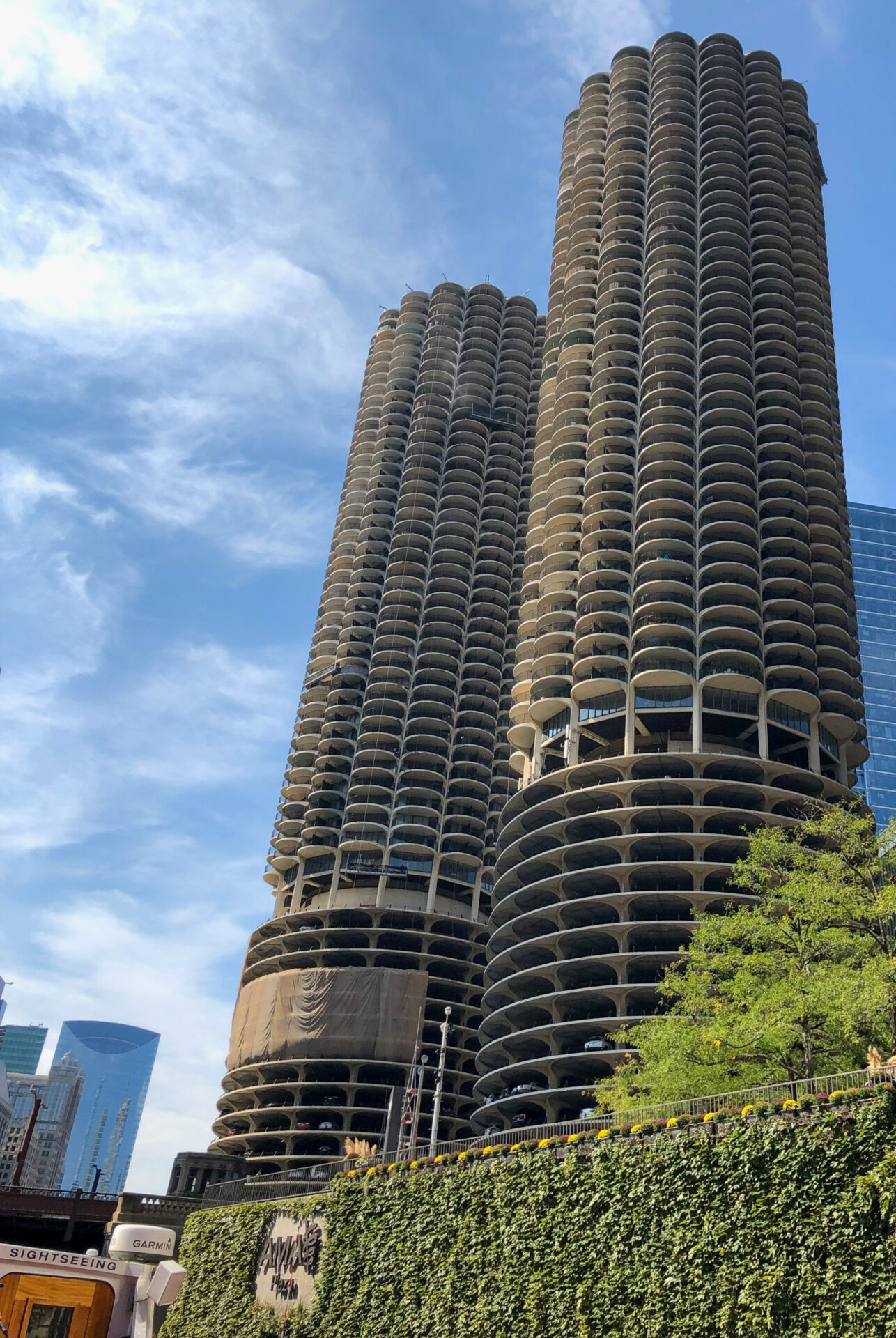 Die Marina Towers in Chicago gesehen vom Boot auf dem Chicago River