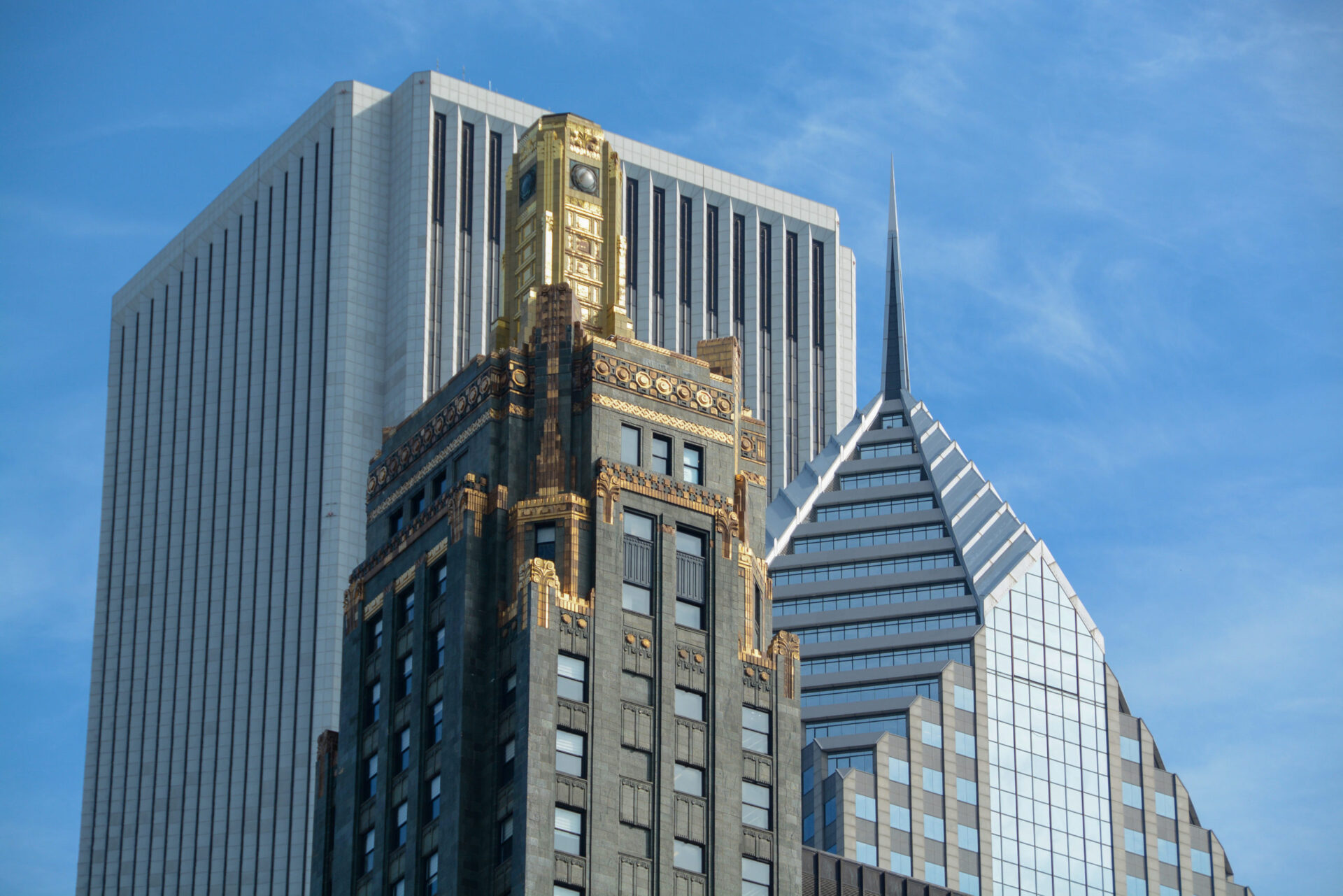 Wolkenkratzer mit goldenem Aufsatz in der Innenstadt von Chicago