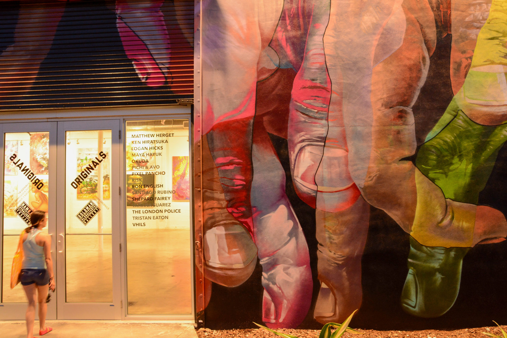 Frau vor Galerie bei den Wynwood Walls in Miami 
