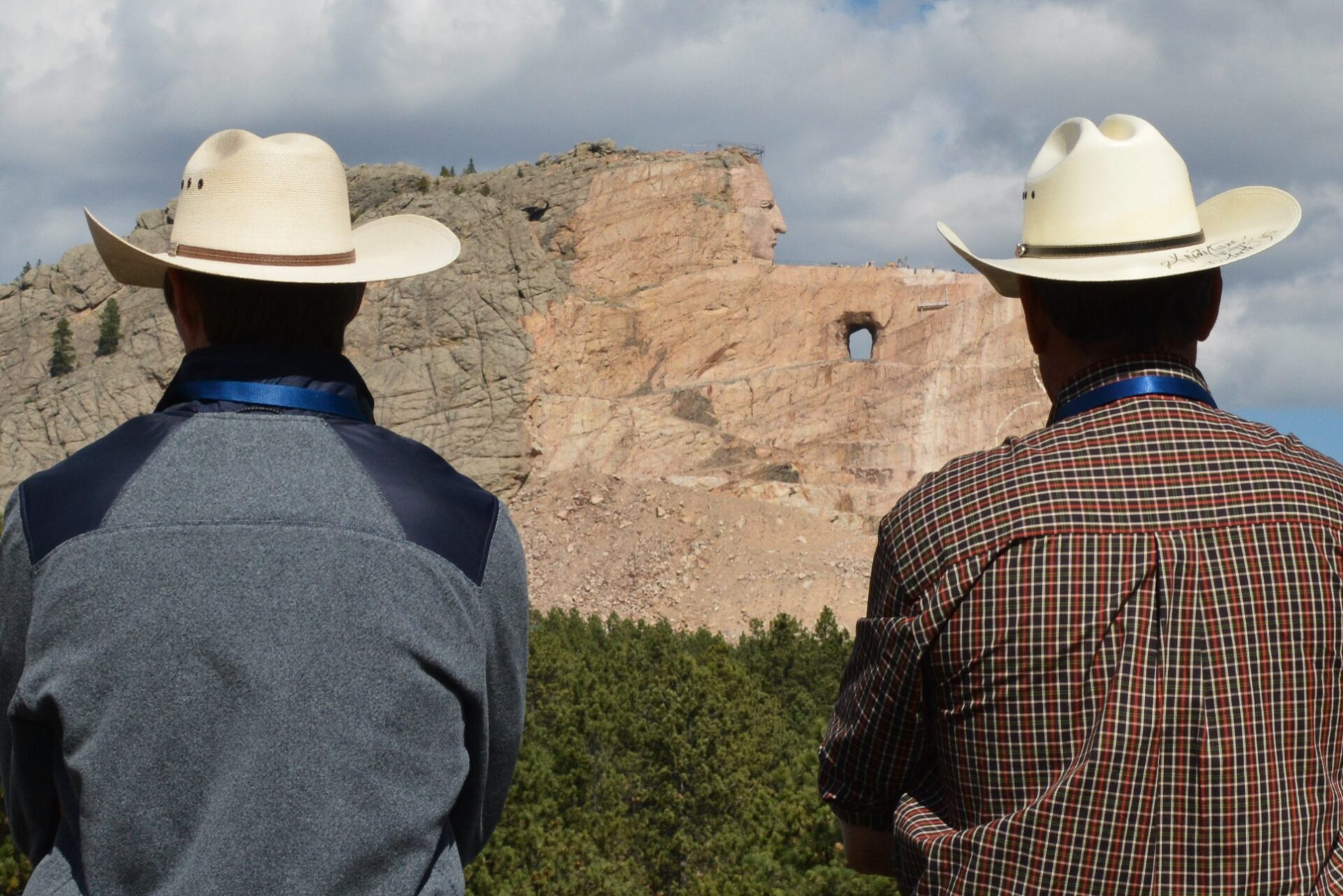 Cowboys blicken zum Crazy Horse Memorial in South Dakota