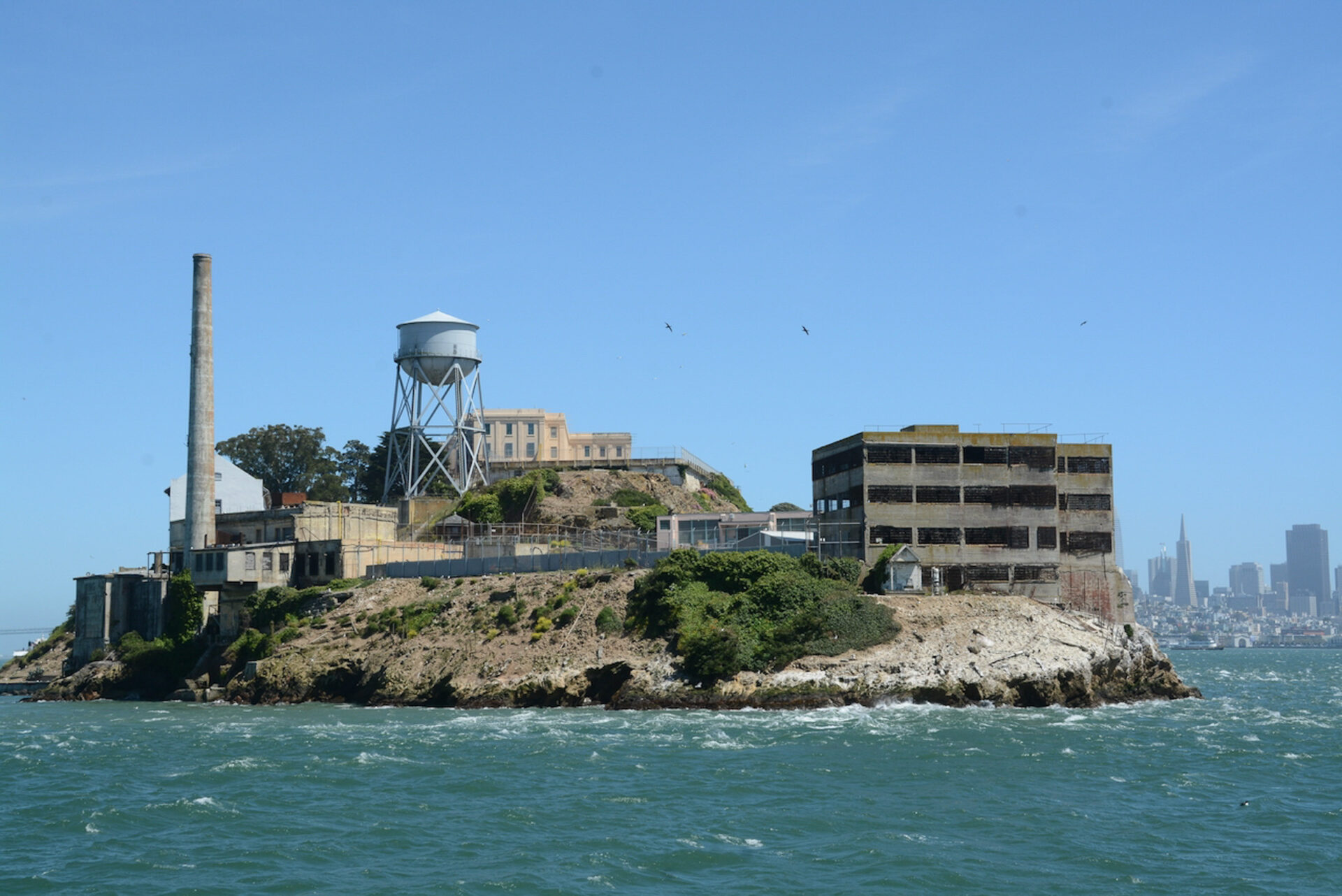 alcatraz-transamerica-pyramid-san-francisco_foto-ralf-johnen Alcatraz Island in der San Francisco Bay mit dem ehemaligen Gefängnis und der Transamerica Pyramid im Hintergrund