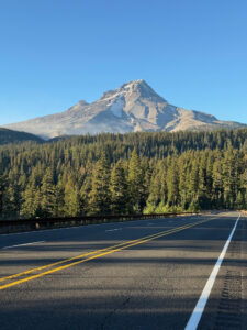 Anfahrt zum Mount Hood in Oregon, wo sich das Hotel Timberline Lodge befindet