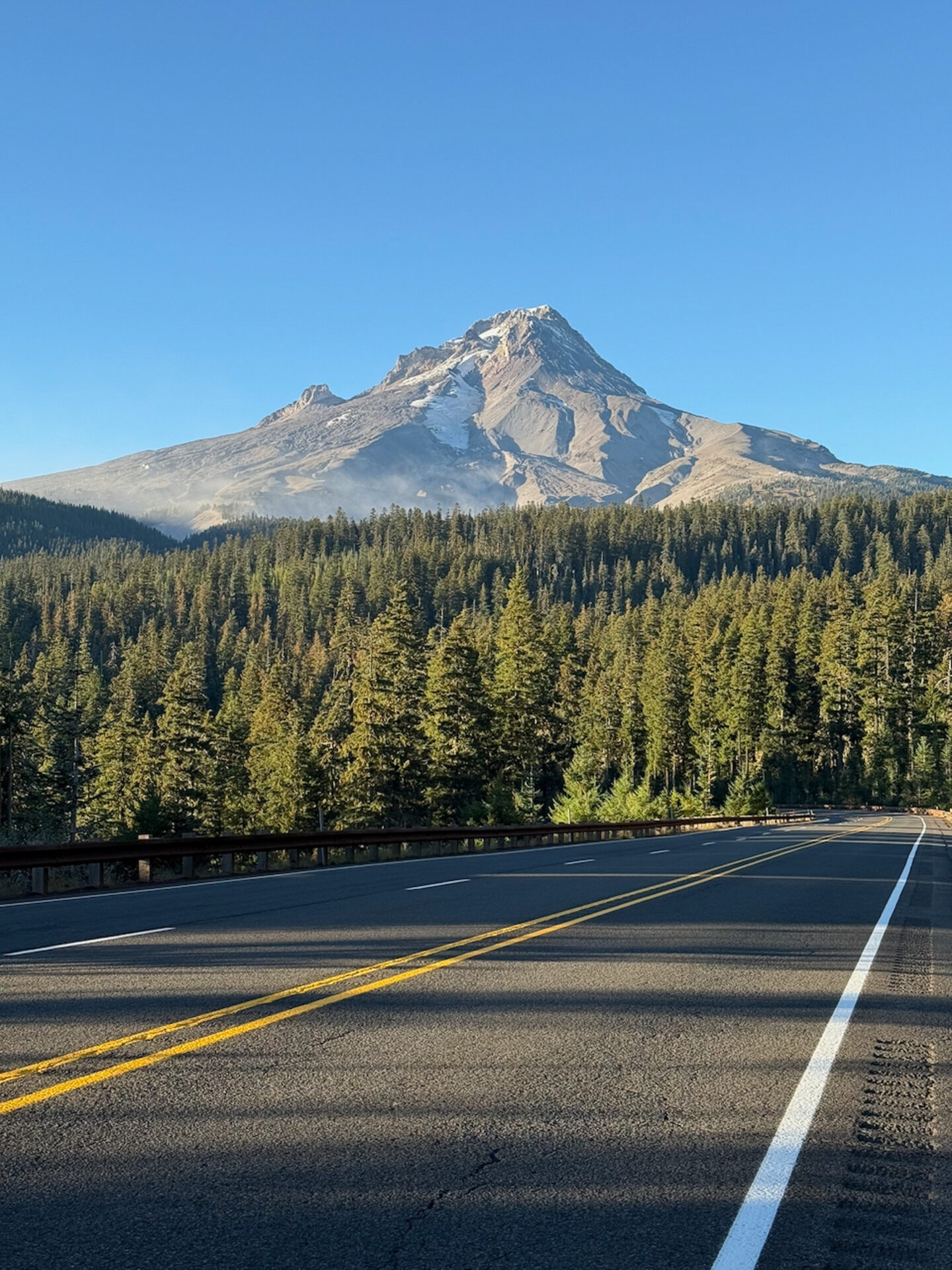 Anfahrt zum Mount Hood in Oregon, wo sich das Hotel Timberline Lodge befindet 