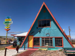 Americana pur mit einem dreieckigen Haus in Antares Point an der Route 66 in Arizona