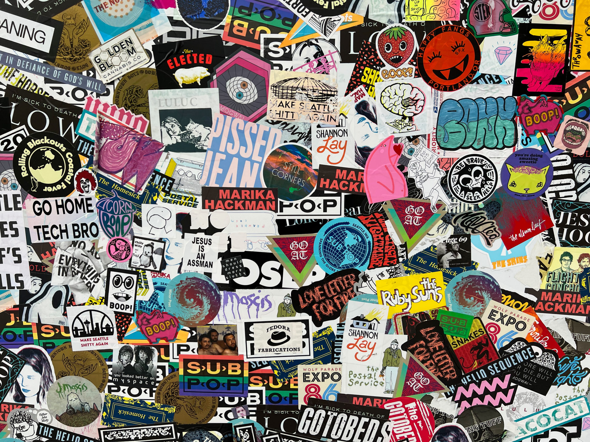aufkleber-sub-pop-laden-seattle_foto-ralf-johnen Wand mit Aufklebern beim Plattenladen Sub Pop in Downtown Seattle