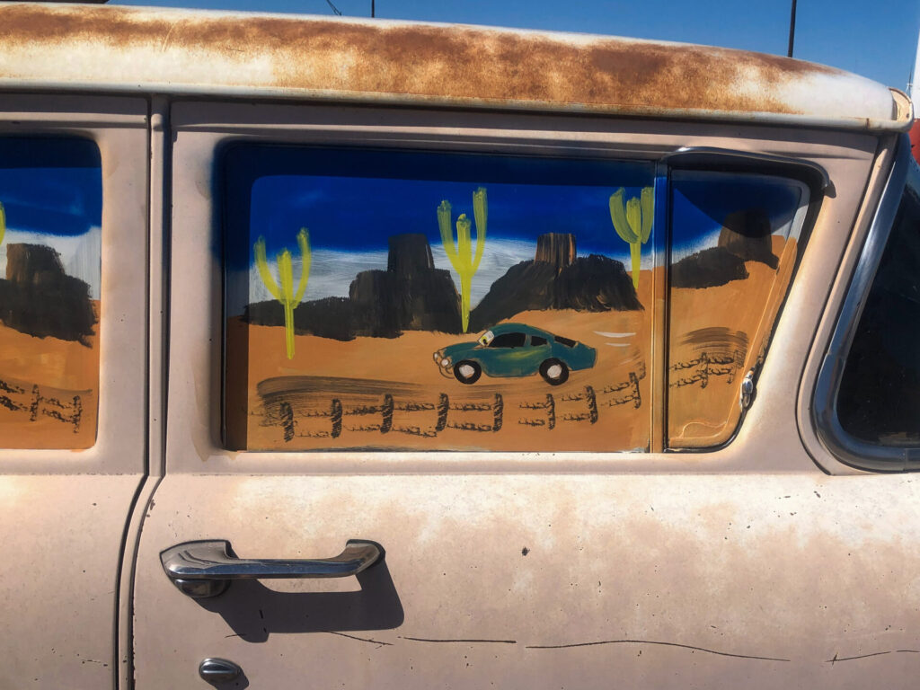 ausgemalte-autoscheibe-mit-wuestenmotiven-adrian-texas-route66_foto-ralf-johnen Ausgemalte Autoscheibe mit Wüstenmotiven in Texas