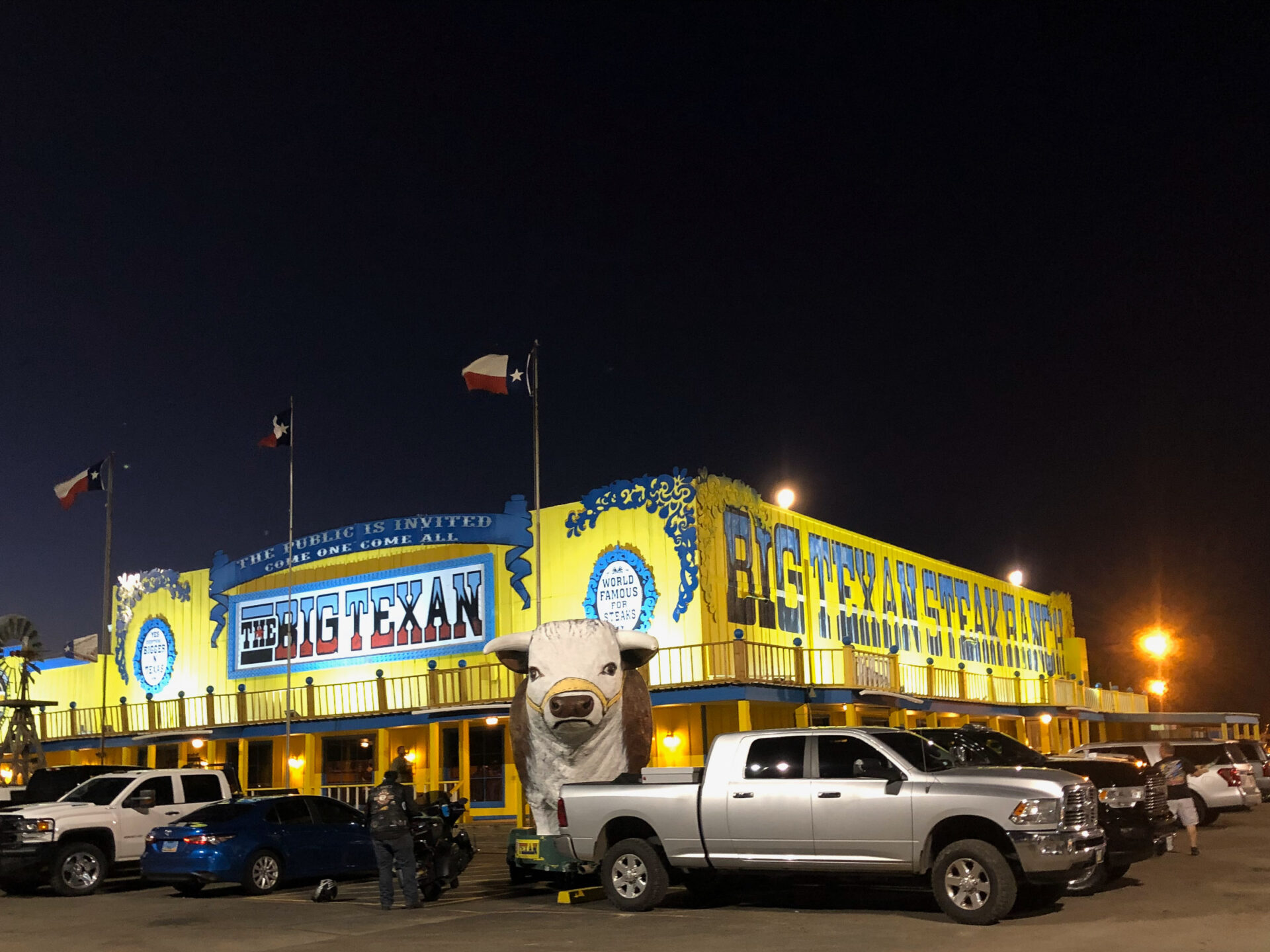 Aussenansicht des Steakhouse The Big Texan in Amarillo am Abend