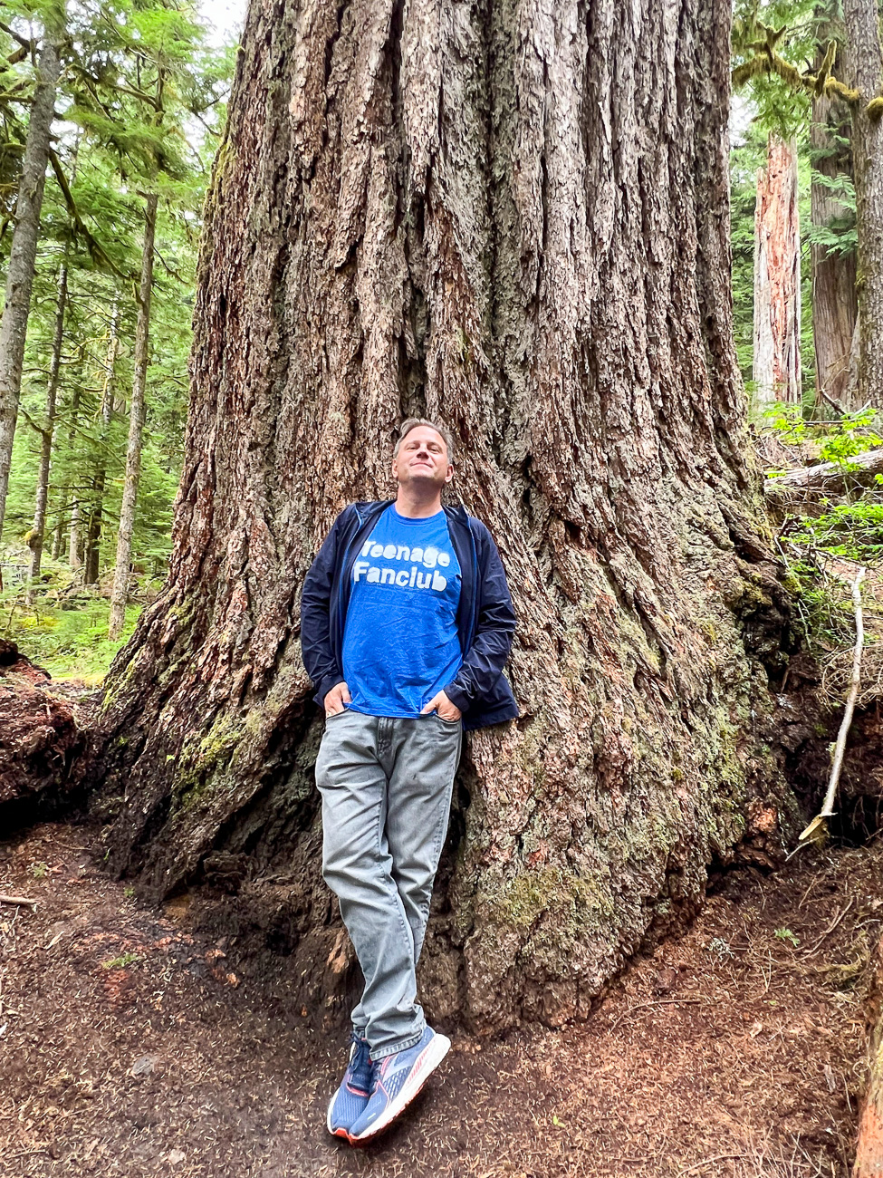 autor-im-teenage-fanclub-shirt-baumriese-mount-rainier_foto-ralf-johnen Autor Ralf Johnen lehnt an einem Baumriesen