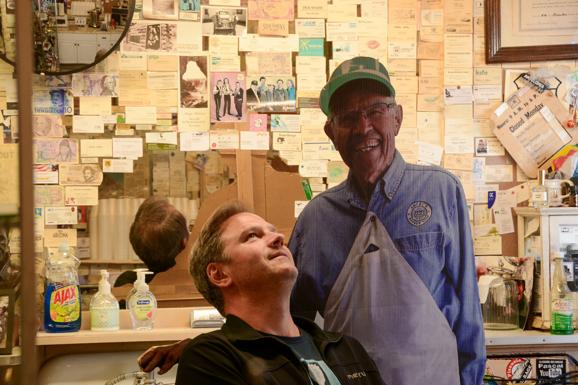 Autor Ralf mit einem Pappaufsteller von Angel Delgadillo, dem Retter der Route 66