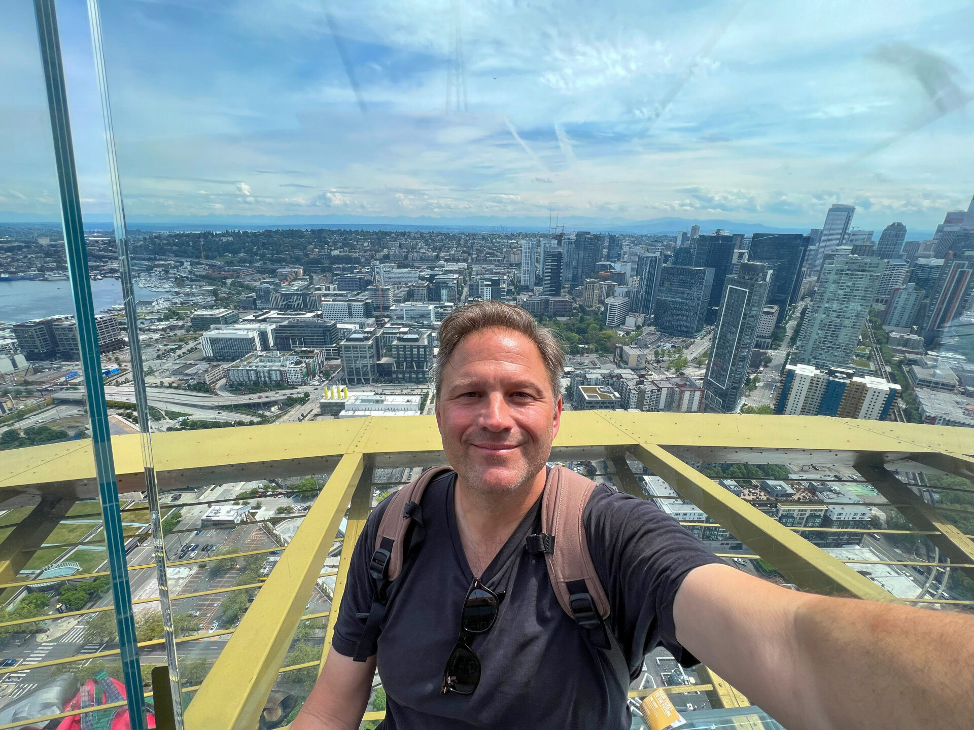autor-skyline-seattle-space-needle_foto-ralf-johnen Autor Ralf auf der Space Needle in Seattle