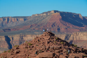 Besucher auf einer Felsformation am Grand Canyon West in Arizona