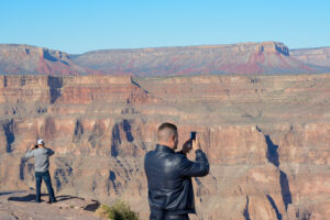 Ein Mann fotografiert die Schlucht am Grand Canyon West, dem neuen touristischen Hotspot der Hualapai