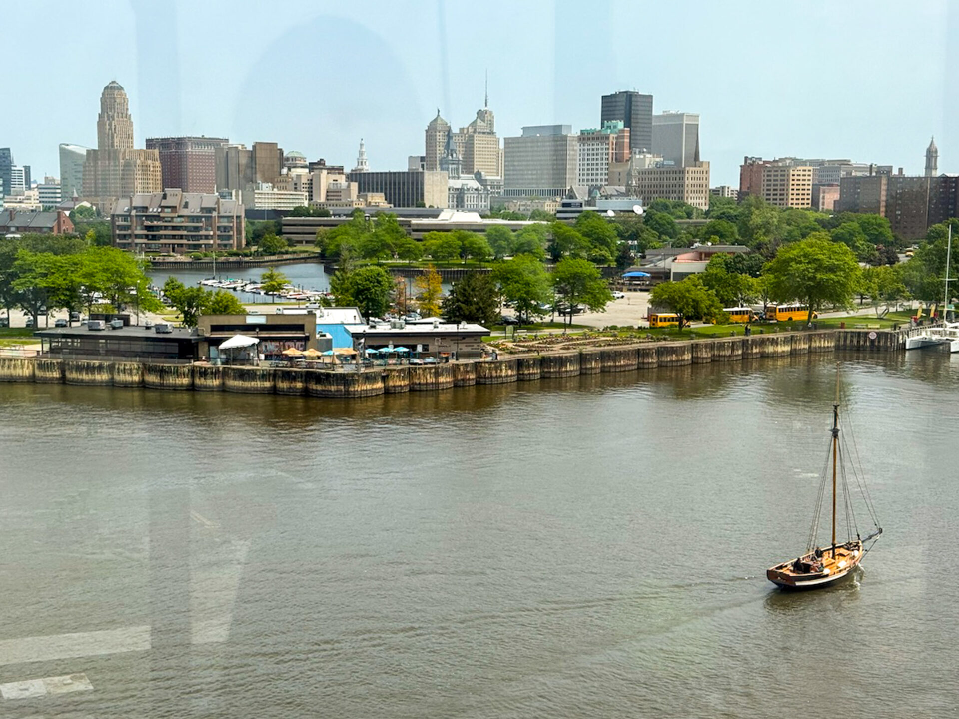 Blick auf den Buffalo River und die Skyline der Stadt