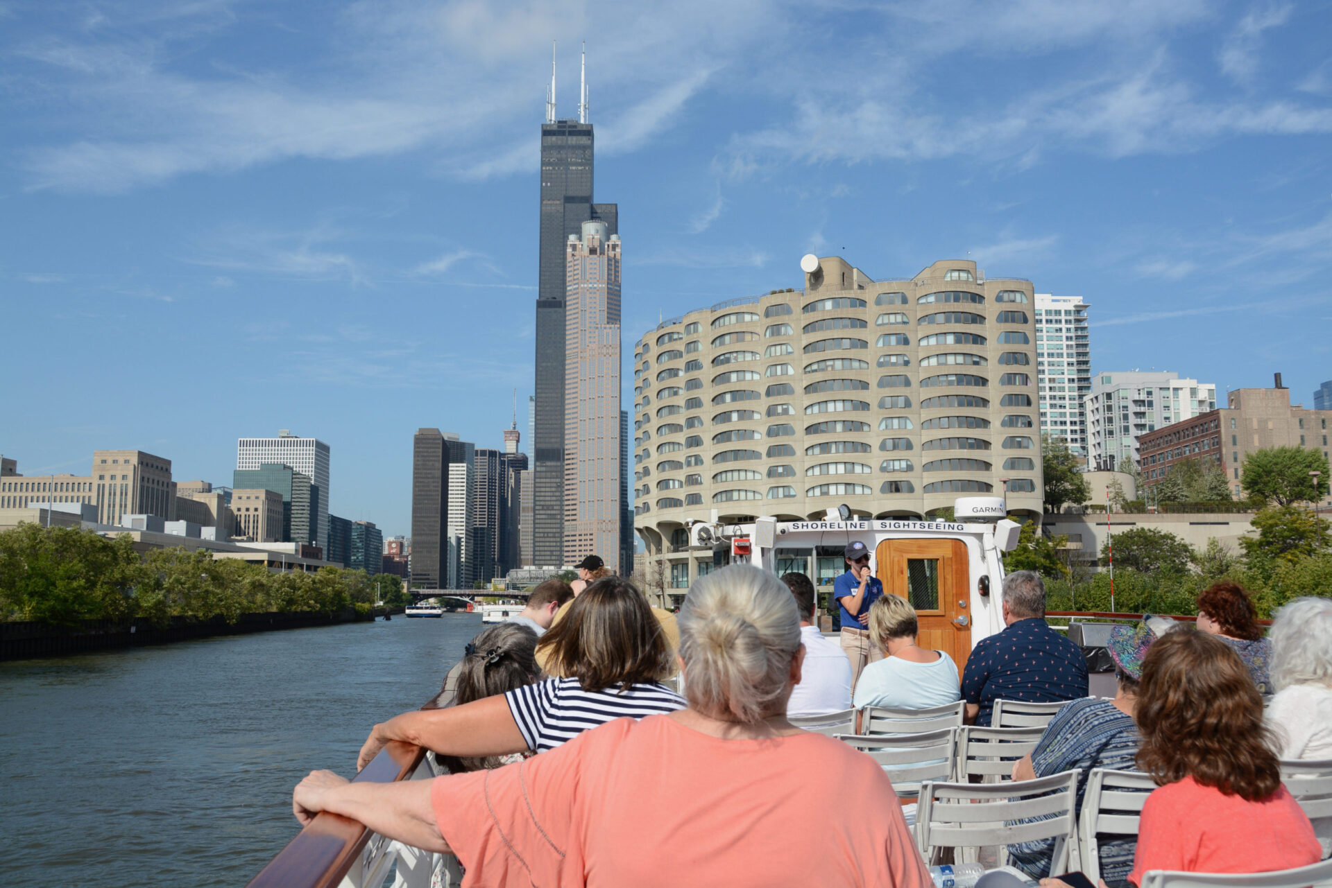 Passagiere auf einem Ausflugsboot unterwegs auf dem Chicago River