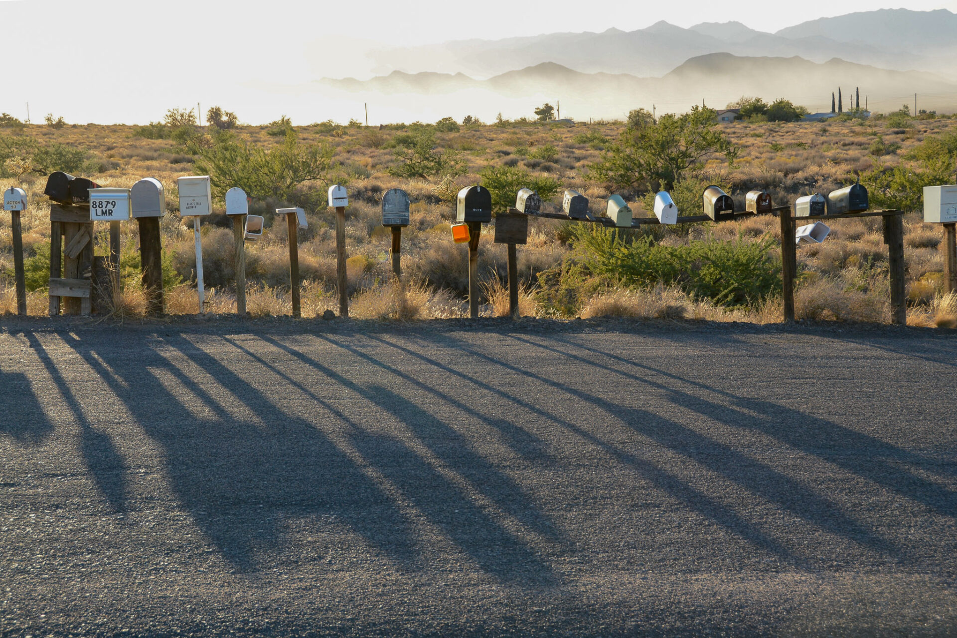 Briefkästen im Gegenlicht in der Wüste Arizonas beim Sitgreaves Pass 