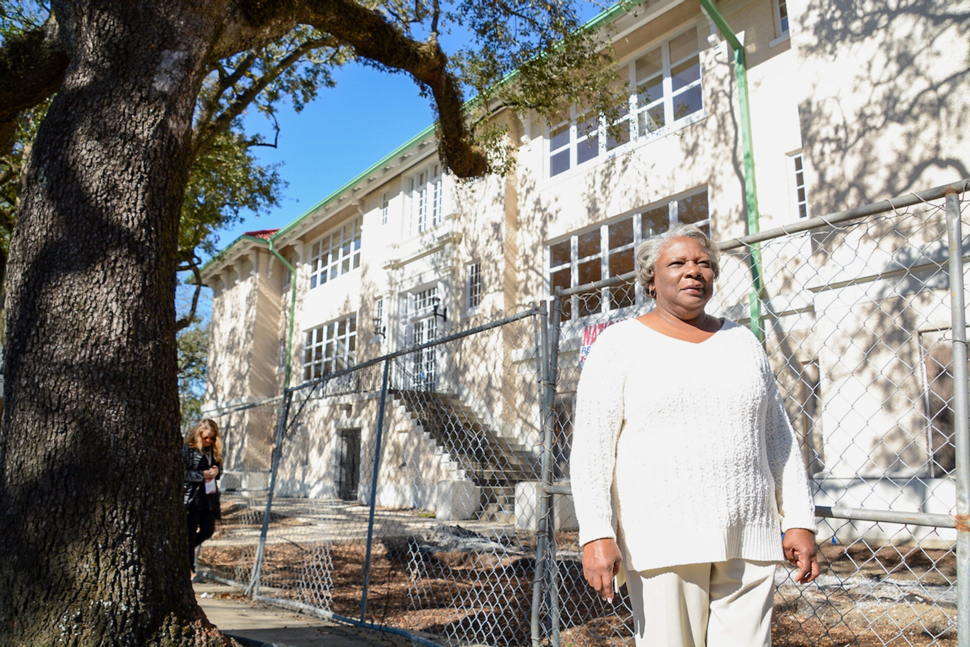 buergerrechtlerin-leona-tate-vor-ihrer-schule_foto-ralf-johnen Bürgerrechtlerin Leona Tate vor der McDonogh Elementary School in New Orleans