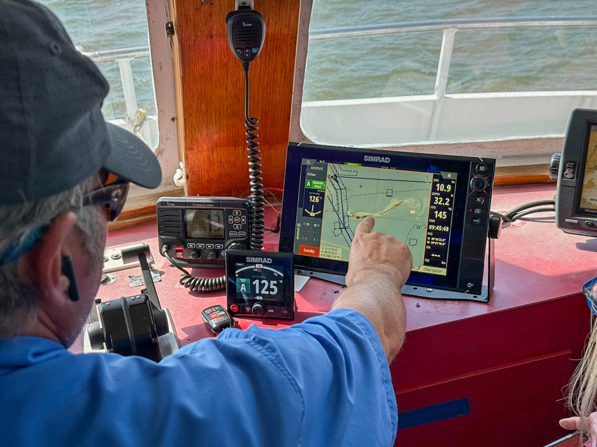 Captain Buck erklärt auf dem Weg nach Ship Island die Funktionsweise seiner Instrumente 