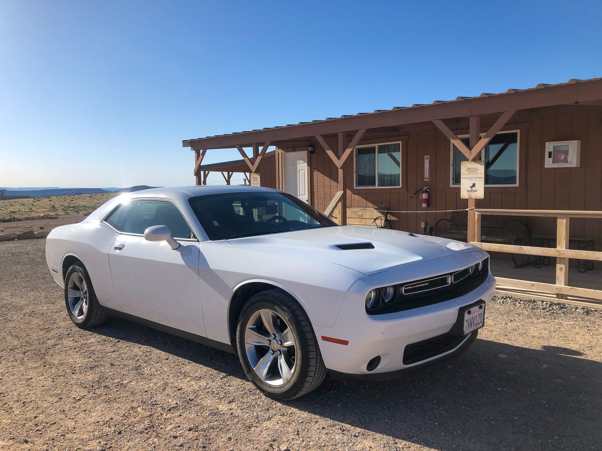Dodge Charger vor dem Cowboy Village am Grand Canyon West