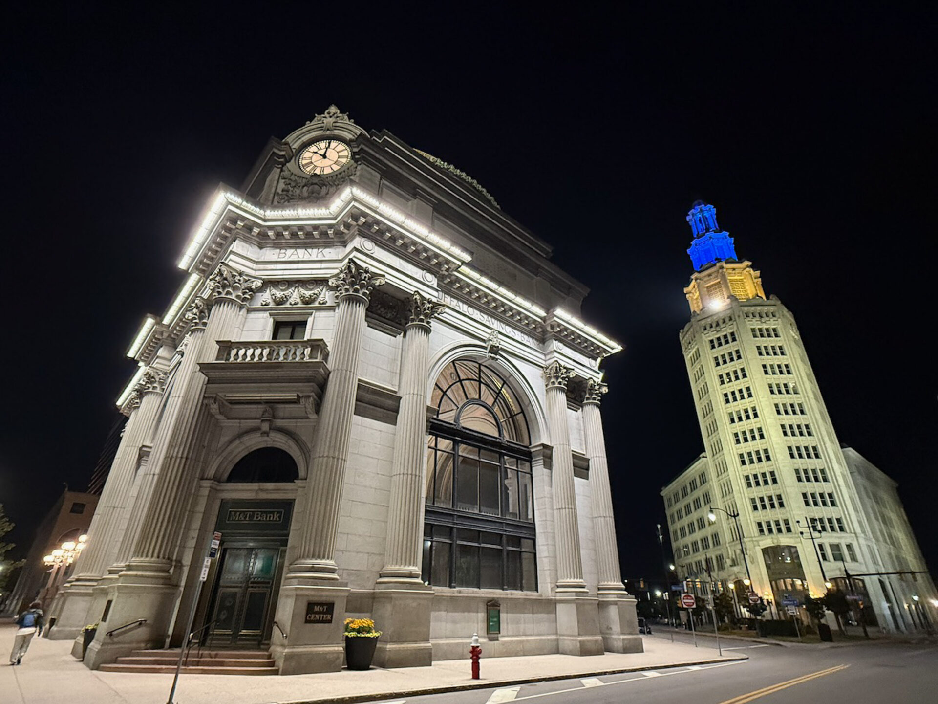 Downtown Buffalo mit blau angeleuchtetem Wolkenkratzer der ersten Stunde 