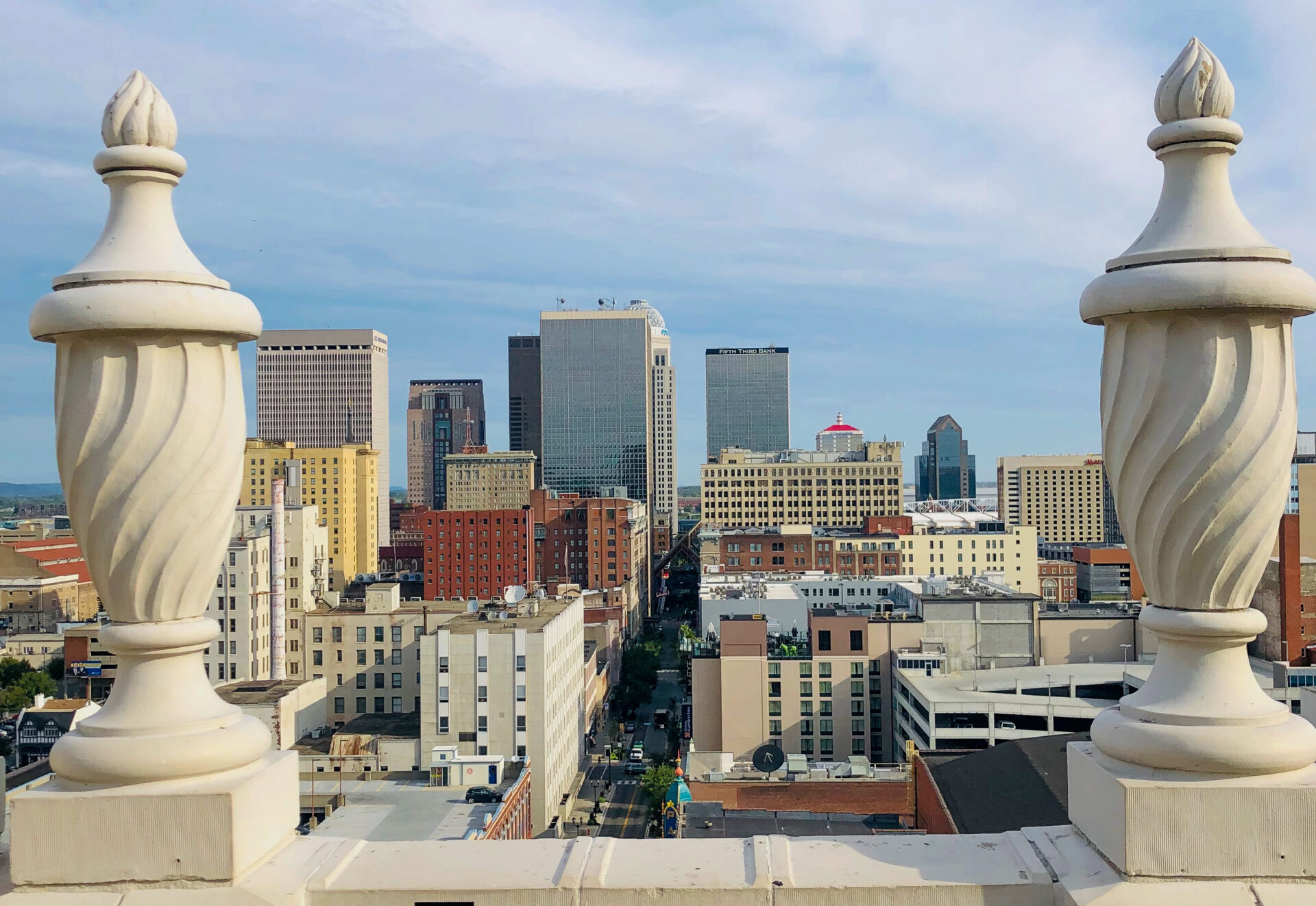downtown-louisville-kentucky_foto-ralf-johnen Ausgangspunkt für einen Roadtrip durch Kentucky: Blick vom Dach des Luxushotels The Brown in Louisville, Kentucky