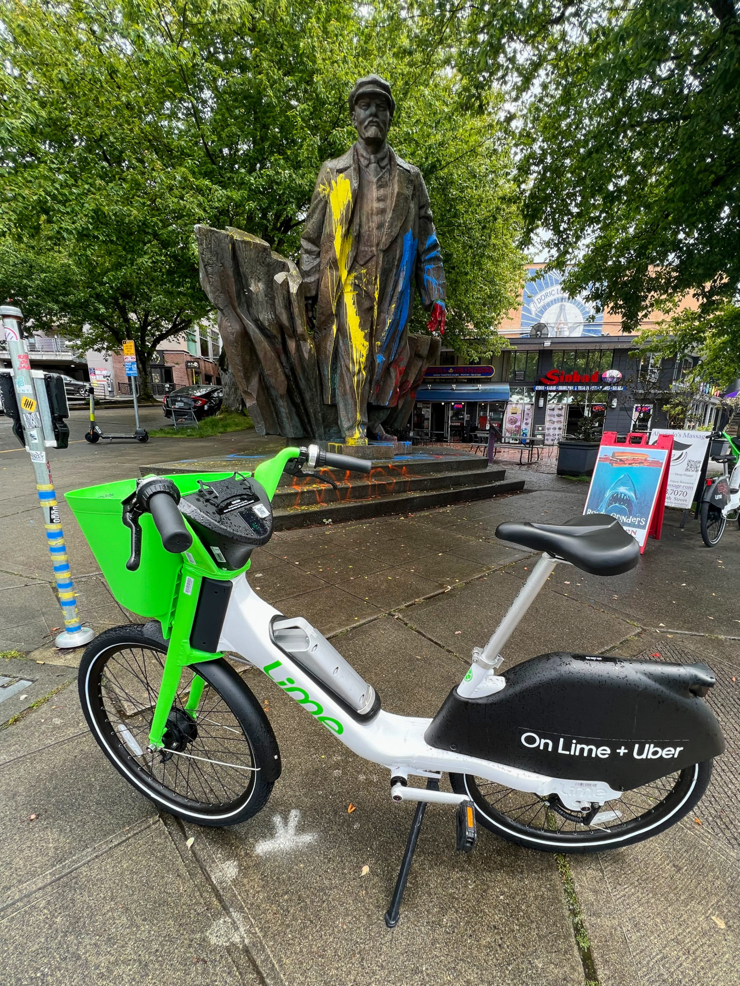 ebike-vor-leninstatue-fremont-seattle_foto-ralf-johnen E-Bike vor Leninstatue im Stadtteil Fremont in Seattle