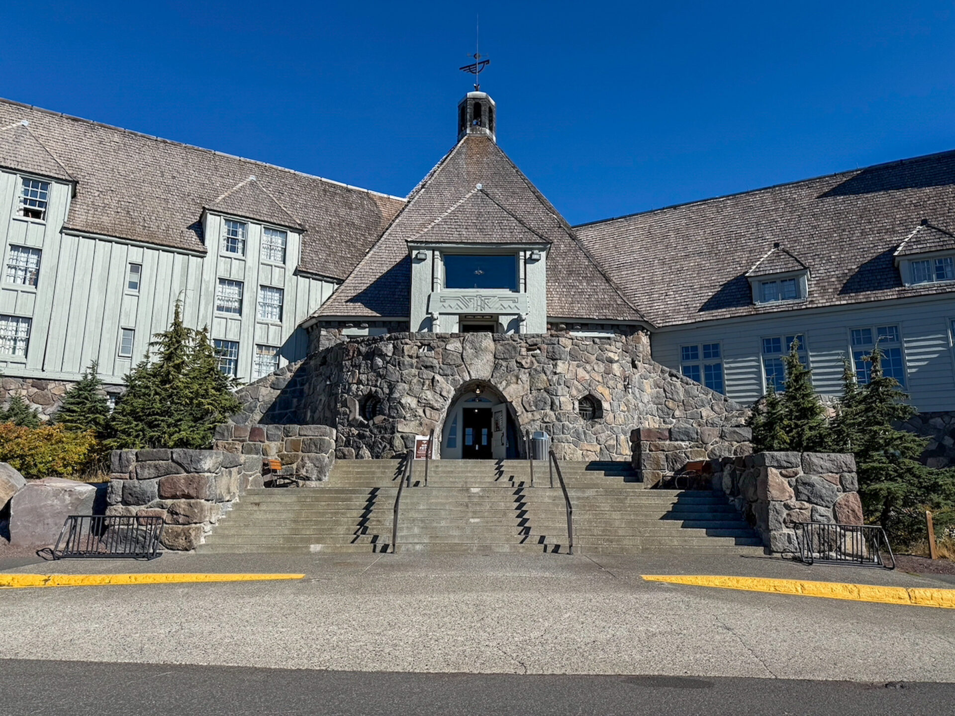 Eingang zur Timberline Lodge am Mount Hood in Oregon 