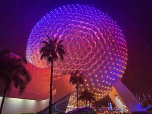 Weltkugel vor dem Themenpark Epcot in Anaheim bei Los Angeles