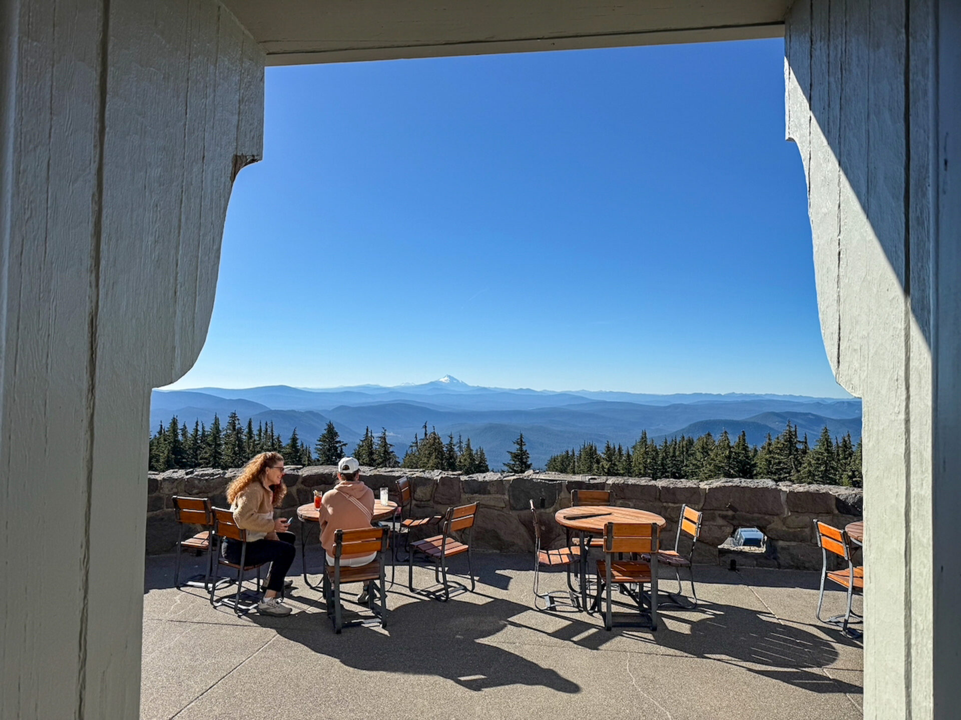 Blick auf die Kaskadenkette von der Terrasse der Timberline Lodge bei Portland 