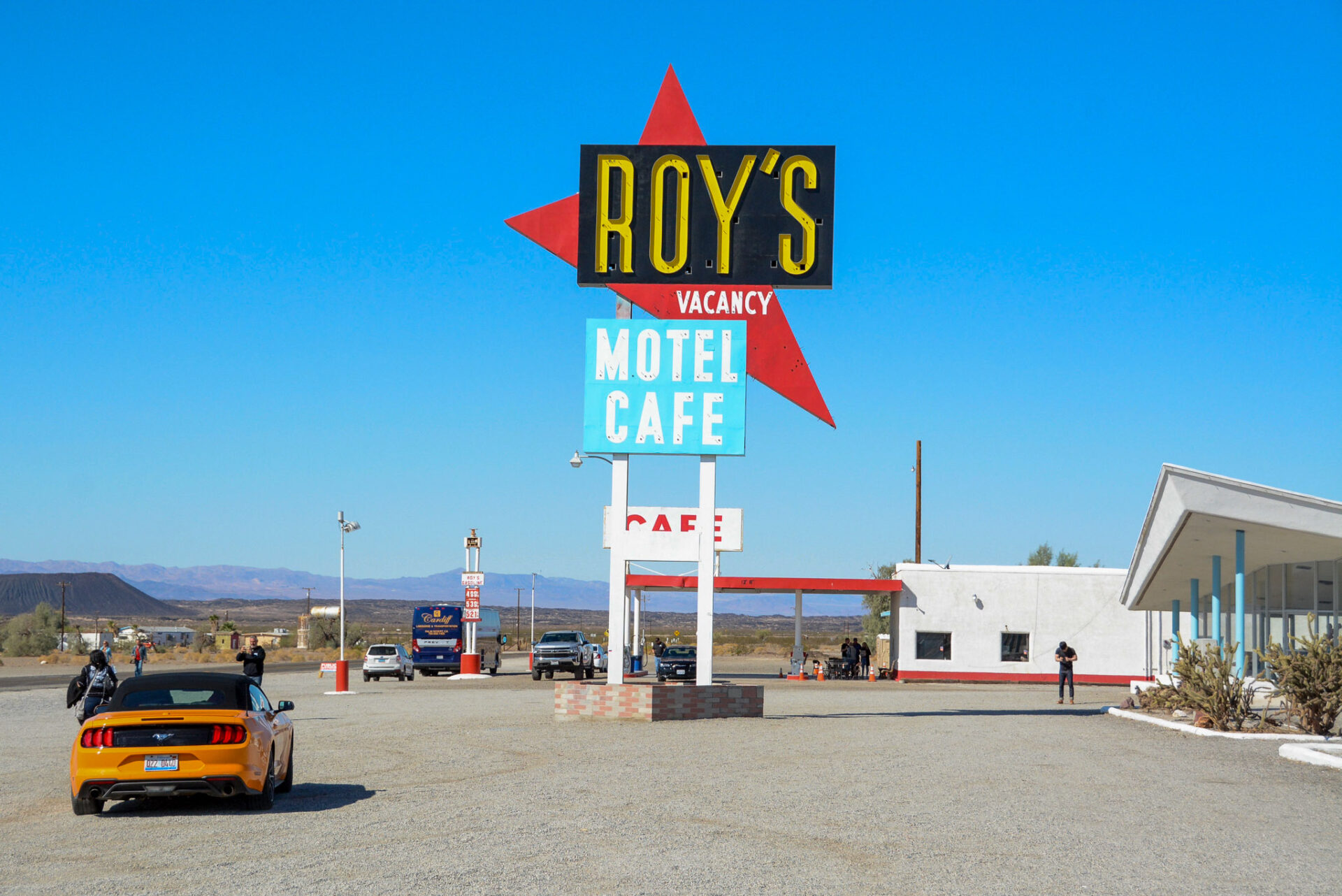 ford-mustang-roys-motel-kalifornien_foto-ralf-johnen Roy's Motel in Amboy Kalifornien mit Ford Mustand bei blauem Himmel
