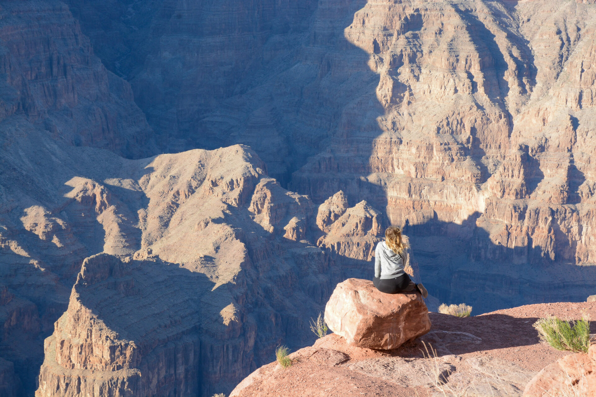 Frau blickt in den Grand Canyon in Arizona
