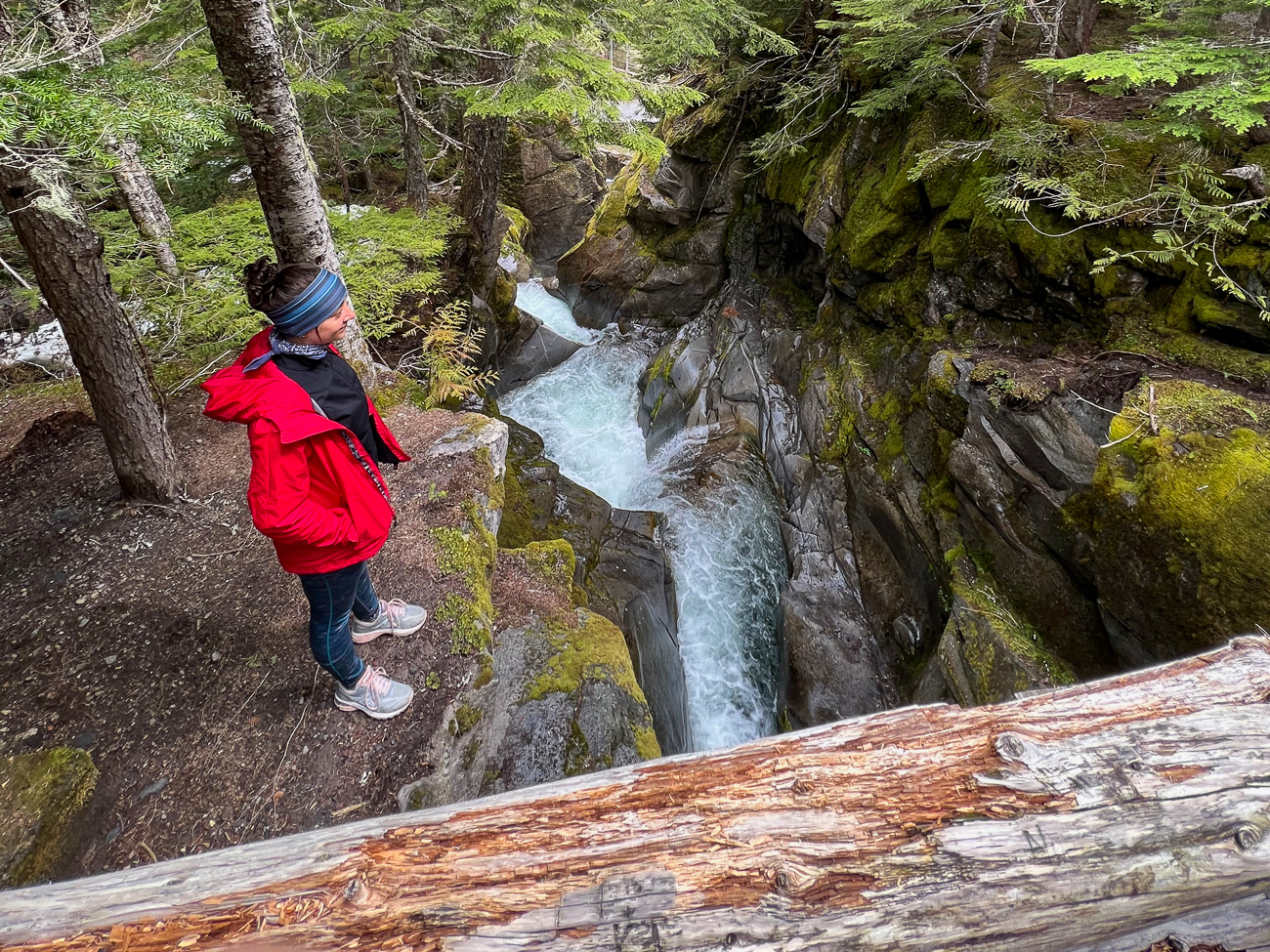 frau-schlucht-mount-rainier-nationalpark_foto-ralf-johnen Frau am Rande einer Schlucht im Mt. Rainier National Park mit tosendem Gewässer zu ihren Füßen