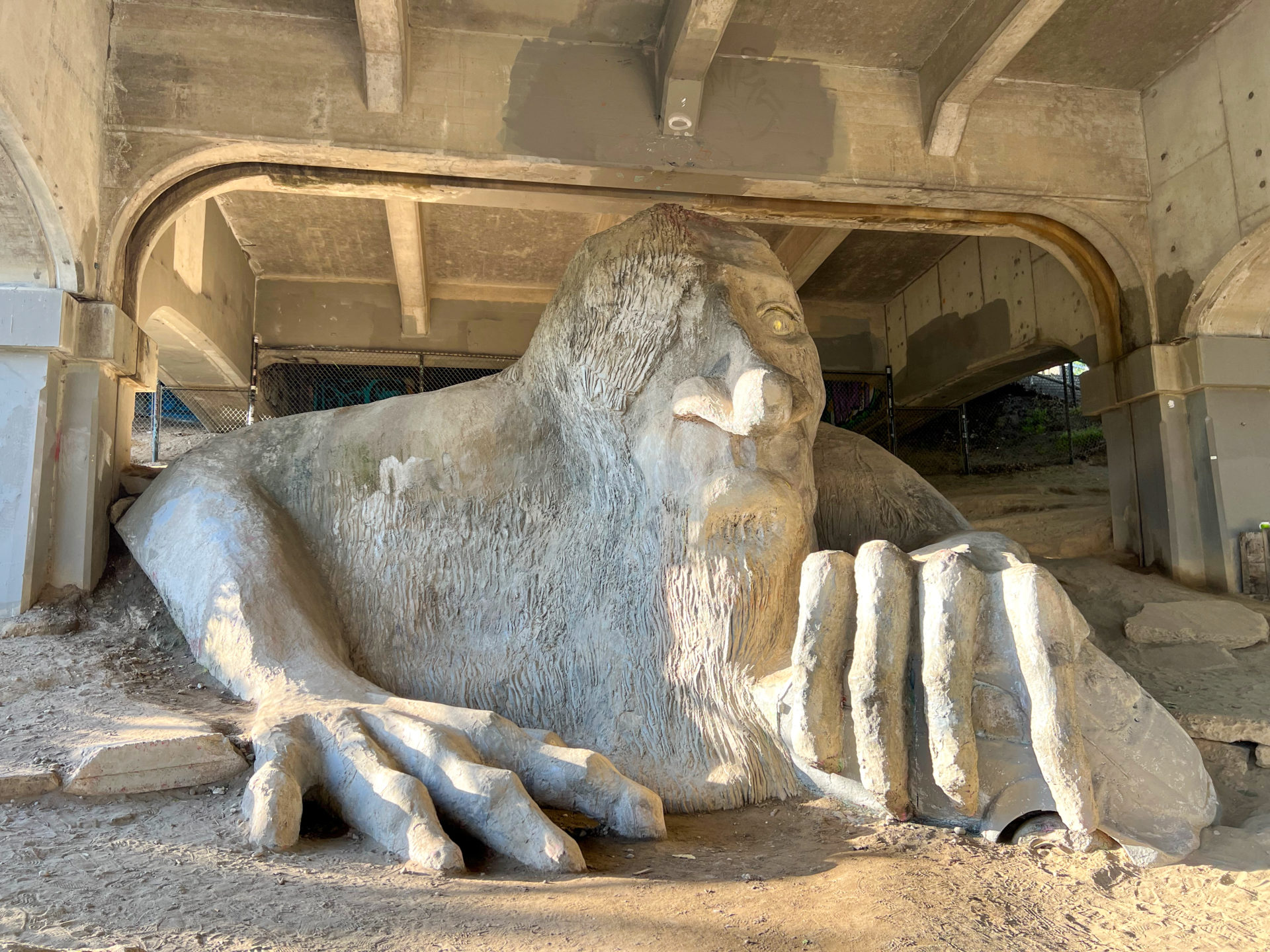 freemont-troll-seattle_foto-ralf-johnen Skulptur einer Fantasiegestalt unter einer Brücke in Fremont