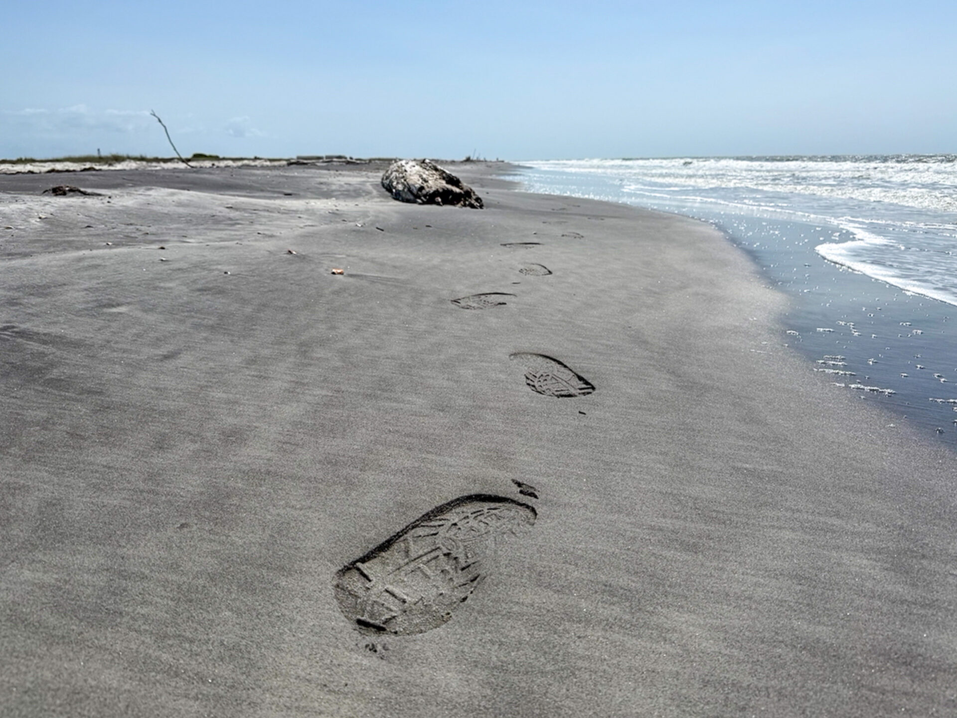 Fußabdrücke auf dem Strand einer Golf-Insel in Mississippi 