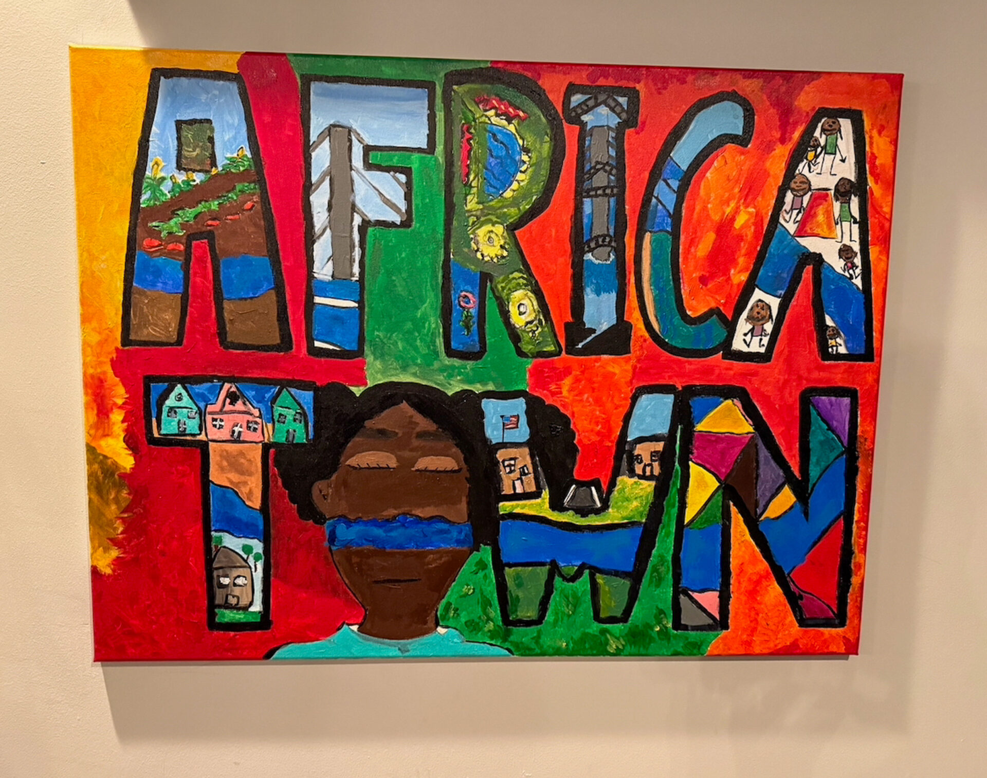 gemaelde-africatown-clotilda-the-exhibition-mobile-alabama_foto-ralf-johnen Gemälde mit ausgemalten Buchstaben des Namens Africatown, ein Stadtteil von Mobile