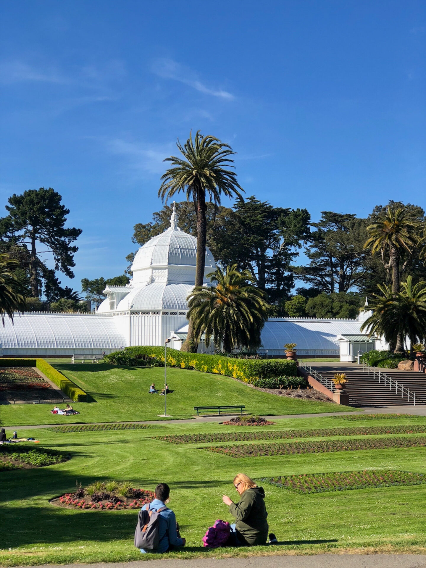 golden-gate-park-gewaechshaus-san-francisco_foto-ralf-johnen Gewächshaus im Golden Gate Park in San Francisco mit glücklichen Besuchern