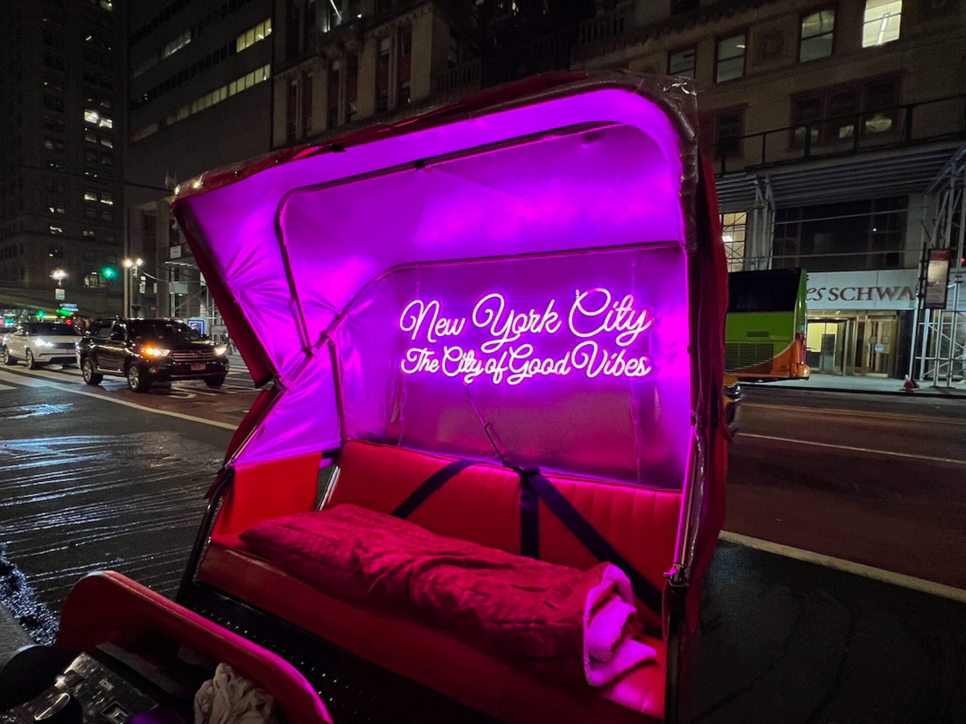 good-vibes-kutsche-new-york-city_foto-ralf-johnen Kutsche mit Neonreklame in New York