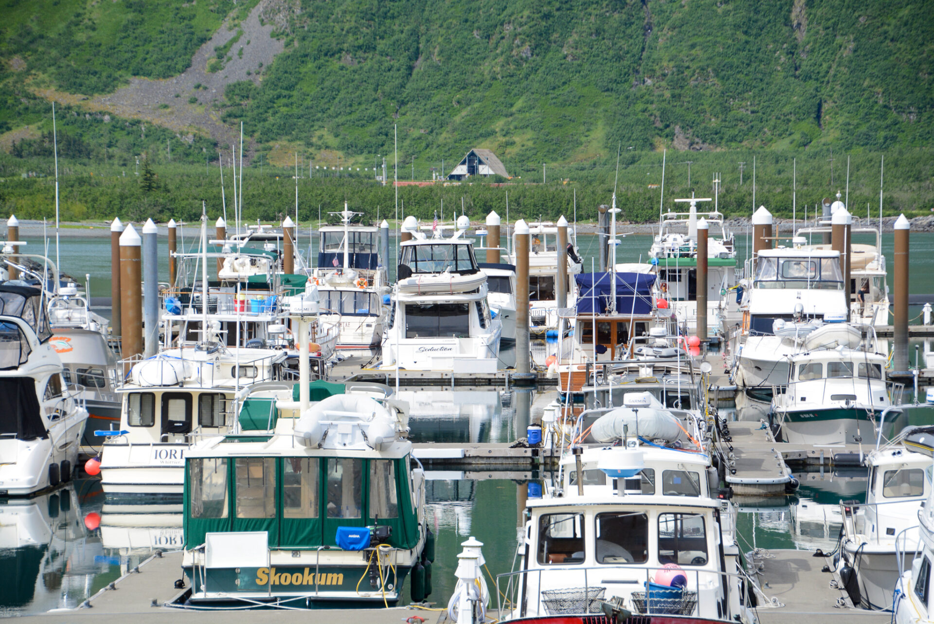 Yachten im Hafen von Whittier in Alaska 