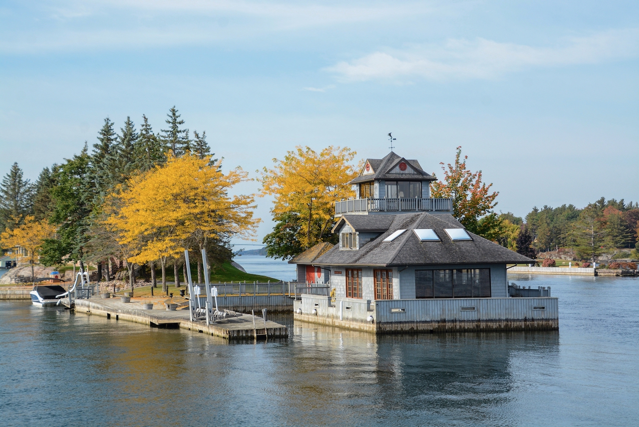 Das Grenzland zwischen New York und Kanada heißt Thousand Islands, auf den Inseln stehen oft nur wenige Häuser