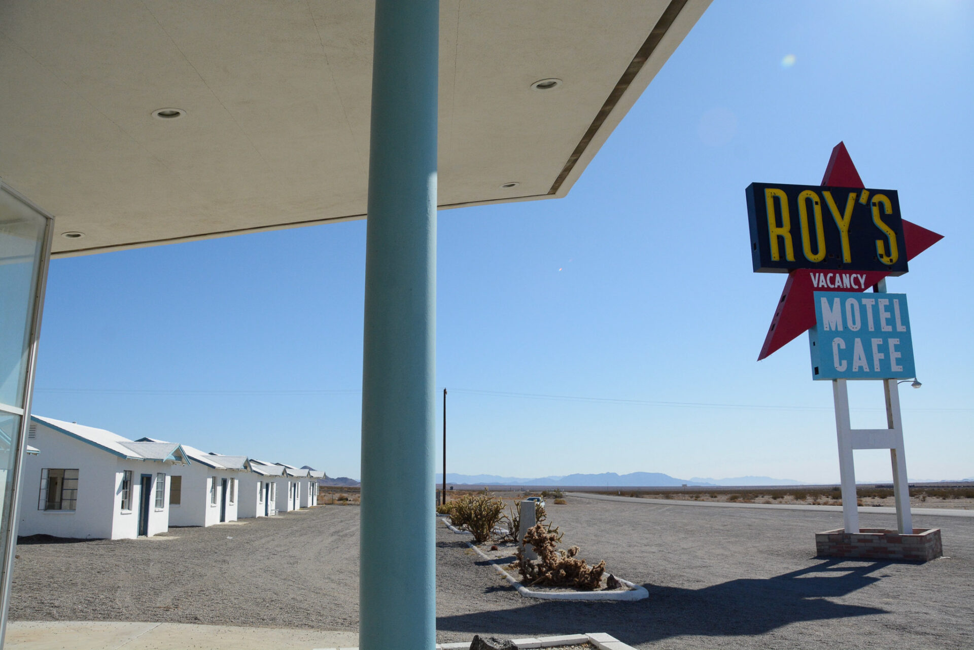 huetten-roys-motel-amboy-route66_foto-ralf-johnen Ansicht der Tankstelle Roy's Motel in der Wüste Kaliforniens