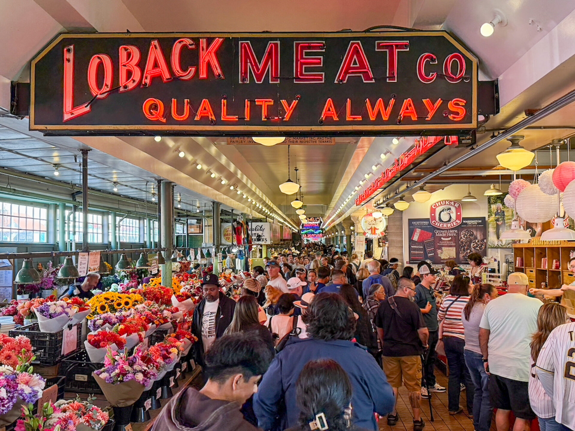 innenleben-public-market-seattle_foto-ralf-johnen Stände in Seattles Public Market mit formschönen Neonreklamen