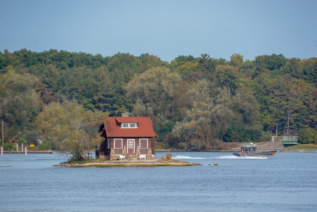 Winzige Insel mit einem Haus und einem Baum in den Thousand Islands im St. Lorenz Strom