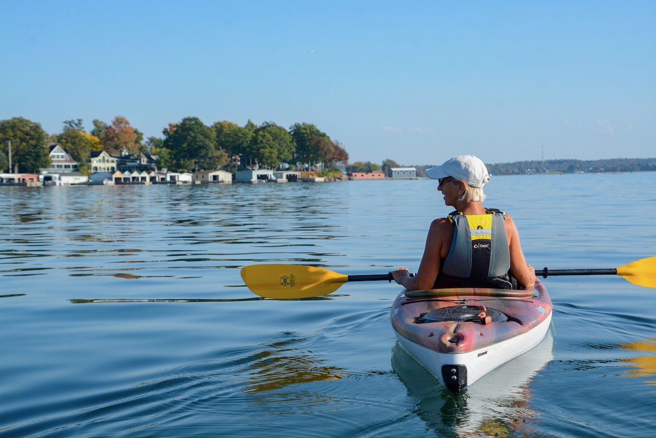 Frau im Kajak paddelt durch die Thousand Islands in New York State 